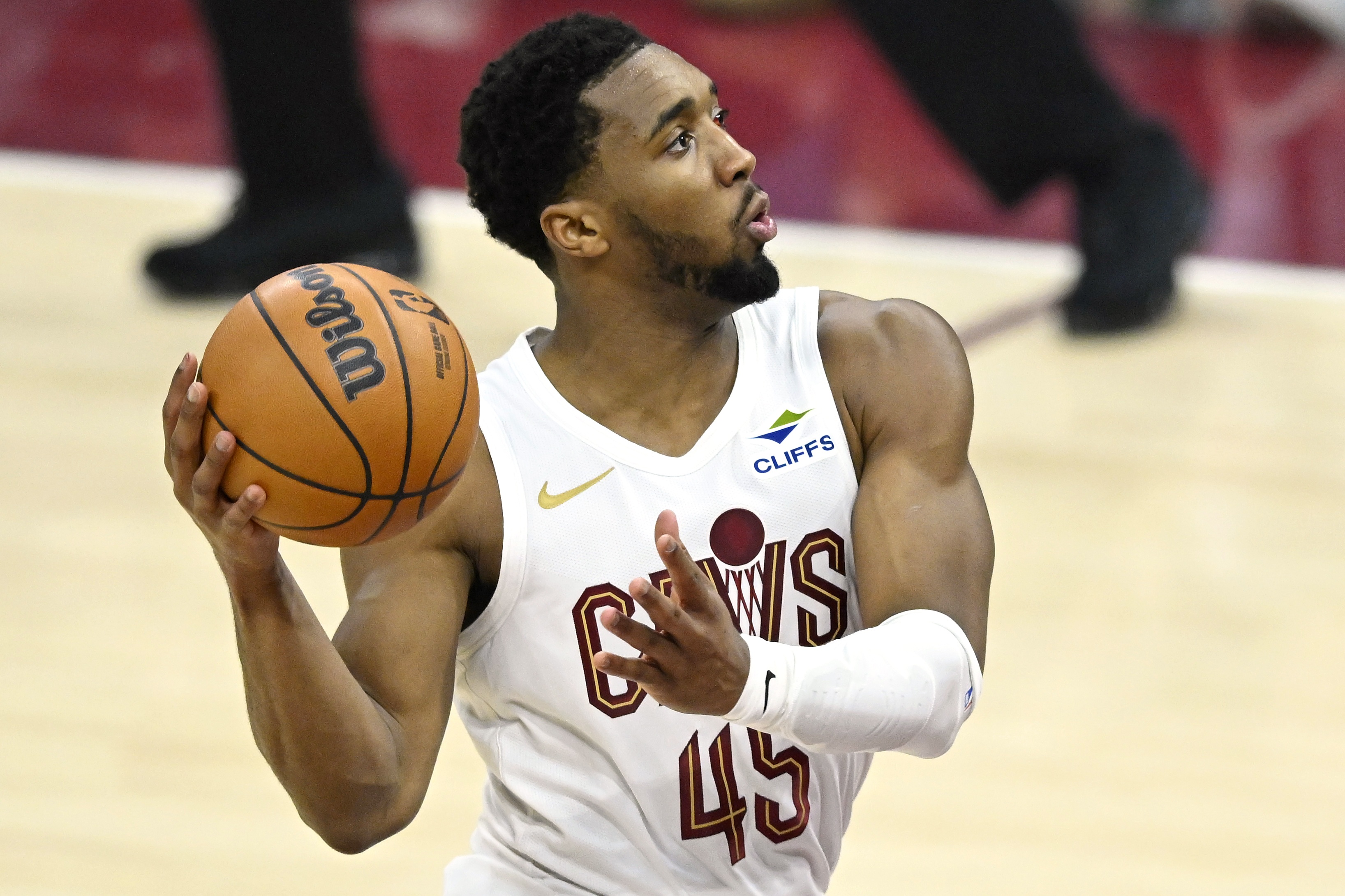 开云体育-米球王！米切尔18投10中&amp;罚球12中11 砍34分2板5助1断&amp;正负值+11